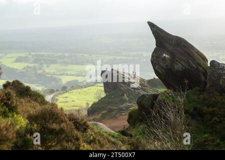 Vue sud-ouest le long des Ramshaw Rocks, près de Upper Hulme, Staffordshire Peak District, Angleterre Banque D'Images