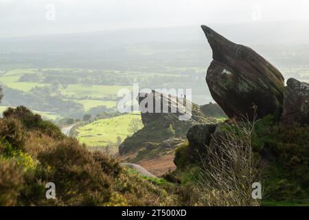 Vue sud-ouest le long des Ramshaw Rocks, près de Upper Hulme, Staffordshire Peak District, Angleterre Banque D'Images