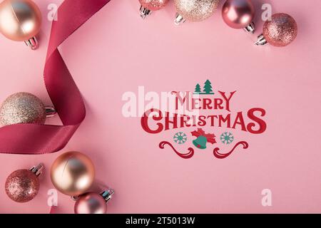 D'en haut photo de composé bouclés rouge brillant avec ruban de Noël sur fond rose. Banque D'Images