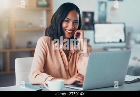 Entrepreneur, propriétaire de petite entreprise ou employé de startup se sentant motivé par la mission et la vision de son entreprise. Portrait d'une femme d'affaires heureuse Banque D'Images