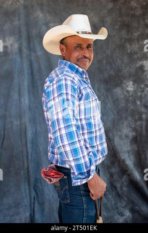 Un cow-boy mexicain prenant part au pèlerinage annuel de quatre jours Cabalgata de Cristo Rey à cheval pose pour un portrait, le 5 janvier 2019 à Salamanca, Guanajuato, Mexique. Des milliers de cow-boys mexicains et leurs chevaux se joignent au voyage religieux depuis les villages du haut désert jusqu'au sanctuaire de Cristo Rey, au sommet de la montagne. Banque D'Images