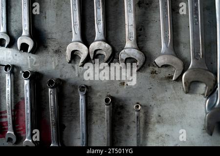 Clés et outils sur un fond métallique. Mise au point sélective. Banque D'Images