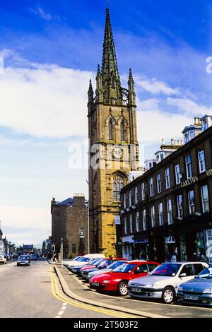 Les voitures des années 1990 garées sur la High Street à l'église Old et St Andrews. Montrose, Angus, Écosse. Numérisation de film transparent. Banque D'Images