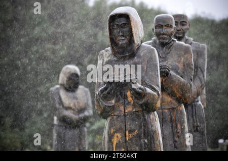 Grandeur nature, sculptures en bois sculptées des moines de Meaux (Hull) East Yorkshire, en procession par une journée humide en octobre Banque D'Images