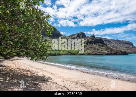 Belle plage sur l'île de Nuku Hiva, Polynésie française. Banque D'Images