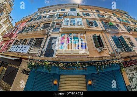 PALMA DE MAJORQUE, ÎLES BALÉARES, ESPAGNE - 21 SEPTEMBRE 2023 : décorations joyeuses sur la façade d'une maison sur la rue étroite Carrer dels set ca Banque D'Images