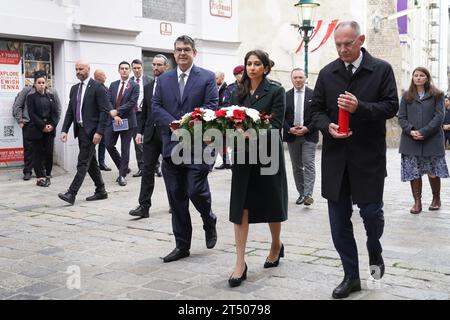 La secrétaire d'État à l'intérieur Suella Braverman (au centre) dépose une gerbe sur une plaque commémorant les victimes de l'attentat terroriste du 2 2020 novembre lors de sa visite à Vienne, en Autriche. Date de la photo : jeudi 2 novembre 2023. Banque D'Images