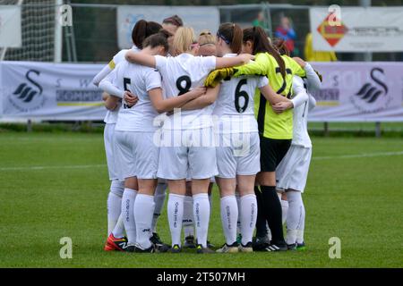 Neath, pays de Galles. 22 janvier 2017. L'équipe de Swansea City Ladies lors d'un caucus avant le match de la Welsh Premier Women's League entre Swansea City Ladies et Cardiff a rencontré les Ladies à la Llandarcy Academy of Sport à Neath, au pays de Galles, au Royaume-Uni, le 22 janvier 2017. Crédit : Duncan Thomas/Majestic Media. Banque D'Images