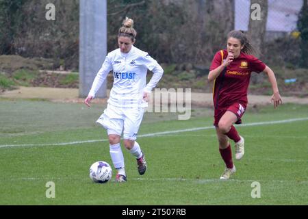 Neath, pays de Galles. 22 janvier 2017. Sarah Adams de Swansea City Ladies sous la pression d'Erin Murray de Cardiff met Ladies lors du match de la Welsh Premier Women's League entre Swansea City Ladies et Cardiff met Ladies à la Llandarcy Academy of Sport à Neath, pays de Galles, Royaume-Uni le 22 janvier 2017. Crédit : Duncan Thomas/Majestic Media. Banque D'Images