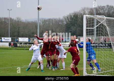 Neath, pays de Galles. 22 janvier 2017. Une ruée de but lors du match de la Welsh Premier Women's League entre Swansea City Ladies et Cardiff met Ladies à la Llandarcy Academy of Sport à Neath, pays de Galles, Royaume-Uni le 22 janvier 2017. Crédit : Duncan Thomas/Majestic Media. Banque D'Images