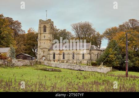 Holy Trinity Church, Cambo, Northumberland, construite en 1842 par J&B Green, avec la tour et le sacrisme ajoutés en 1884. Le bâtiment est classé Grade II. Banque D'Images