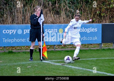 Neath, pays de Galles. 22 janvier 2017. Sarah Adams de Swansea City Ladies tire un coup de pied lors du match de la Welsh Premier Women's League entre Swansea City Ladies et Cardiff met Ladies à la Llandarcy Academy of Sport à Neath, pays de Galles, Royaume-Uni, le 22 janvier 2017. Crédit : Duncan Thomas/Majestic Media. Banque D'Images