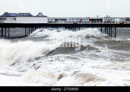 Brighton Beach, ville de Brighton et Hove, East Sussex, Royaume-Uni. Tempête Ciarán à marée haute à Brighton Beach. 2 novembre 2023. David Smith/Alamy News Banque D'Images