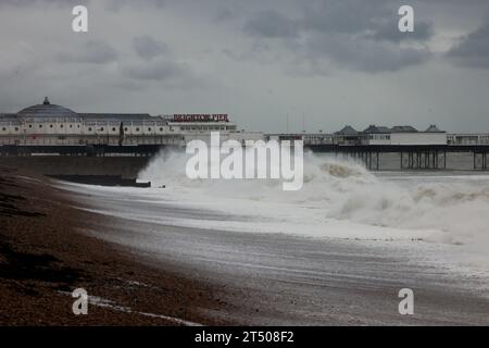 Brighton Beach, ville de Brighton et Hove, East Sussex, Royaume-Uni. Tempête Ciarán à marée haute à Brighton Beach. 2 novembre 2023. David Smith/Alamy News Banque D'Images