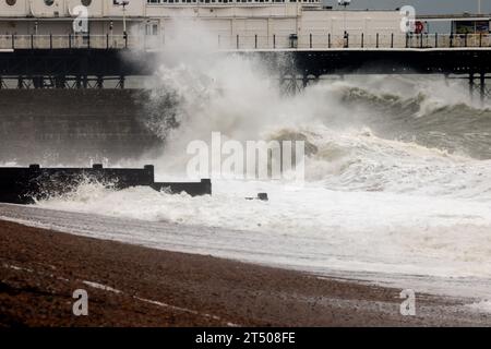 Brighton Beach, ville de Brighton et Hove, East Sussex, Royaume-Uni. Tempête Ciarán à marée haute à Brighton Beach. 2 novembre 2023. David Smith/Alamy News Banque D'Images