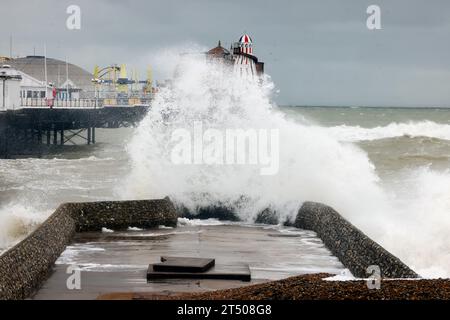 Brighton Beach, ville de Brighton et Hove, East Sussex, Royaume-Uni. Tempête Ciarán à marée haute à Brighton Beach. 2 novembre 2023. David Smith/Alamy News Banque D'Images