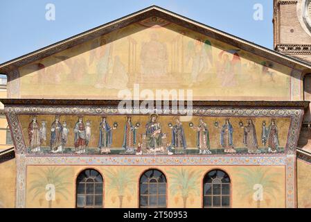 Mosaïque médiévale sur la façade, Basilica di Santa Maria in Trastevere, Rome, Italie Banque D'Images