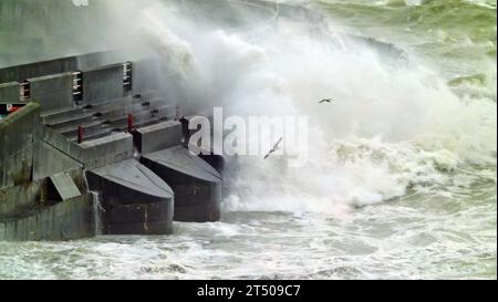 Marina Sussex de Brighton. 2 novembre 2023. Tempête Ciaran s'écrasant contre les murs de la Marina pendant de fortes pluies et des vents de force de vent soufflant à 55 MPH. Crédit : Leo Mason Alamy Live News Banque D'Images