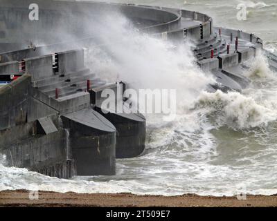 Marina Sussex de Brighton. 2 novembre 2023. Tempête Ciaran s'écrasant contre les murs de la Marina pendant de fortes pluies et des vents de force de vent soufflant à 55 MPH. Crédit : Leo Mason Alamy Live News Banque D'Images