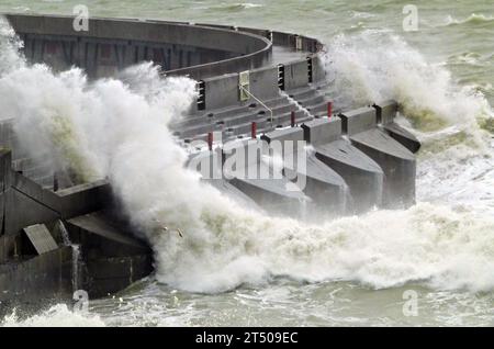 Marina Sussex de Brighton. 2 novembre 2023. Tempête Ciaran s'écrasant contre les murs de la Marina pendant de fortes pluies et des vents de force de vent soufflant à 55 MPH. Crédit : Leo Mason Alamy Live News Banque D'Images