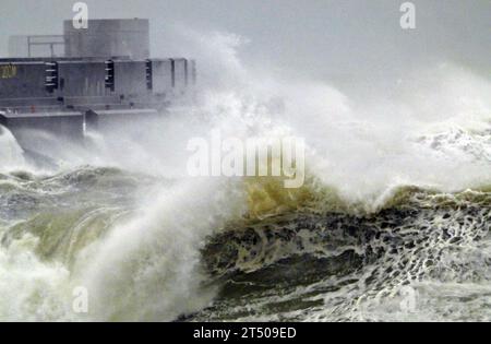 Marina Sussex de Brighton. 2 novembre 2023. Tempête Ciaran s'écrasant contre les murs de la Marina pendant de fortes pluies et des vents de force de vent soufflant à 55 MPH. Crédit : Leo Mason Alamy Live News Banque D'Images