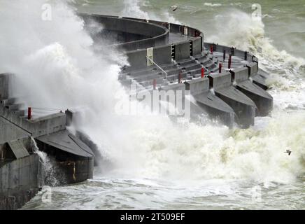 Marina Sussex de Brighton. 2 novembre 2023. Tempête Ciaran s'écrasant contre les murs de la Marina pendant de fortes pluies et des vents de force de vent soufflant à 55 MPH. Crédit : Leo Mason Alamy Live News Banque D'Images