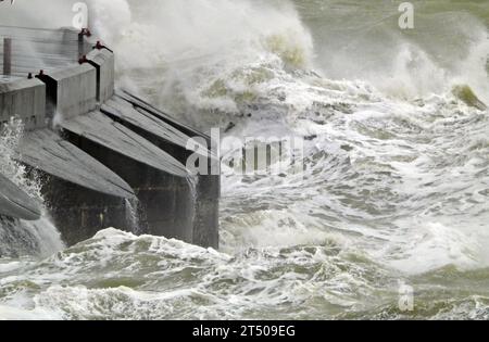 Marina Sussex de Brighton. 2 novembre 2023. Tempête Ciaran s'écrasant contre les murs de la Marina pendant de fortes pluies et des vents de force de vent soufflant à 55 MPH. Crédit : Leo Mason Alamy Live News Banque D'Images