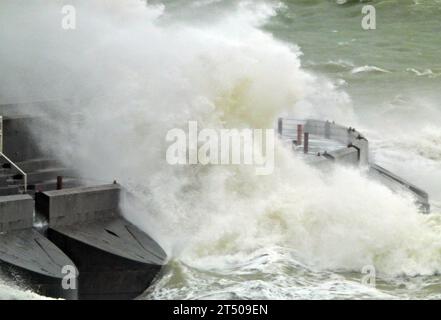 Marina Sussex de Brighton. 2 novembre 2023. Tempête Ciaran s'écrasant contre les murs de la Marina pendant de fortes pluies et des vents de force de vent soufflant à 55 MPH. Crédit : Leo Mason Alamy Live News Banque D'Images