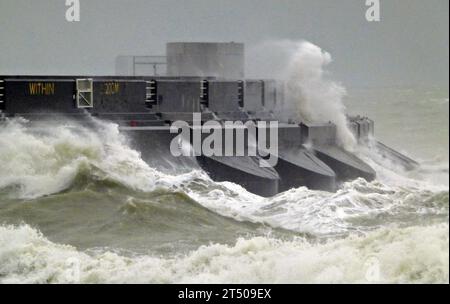 Marina Sussex de Brighton. 2 novembre 2023. Tempête Ciaran s'écrasant contre les murs de la Marina pendant de fortes pluies et des vents de force de vent soufflant à 55 MPH. Crédit : Leo Mason Alamy Live News Banque D'Images