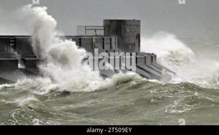 Marina Sussex de Brighton. 2 novembre 2023. Tempête Ciaran s'écrasant contre les murs de la Marina pendant de fortes pluies et des vents de force de vent soufflant à 55 MPH. Crédit : Leo Mason Alamy Live News Banque D'Images