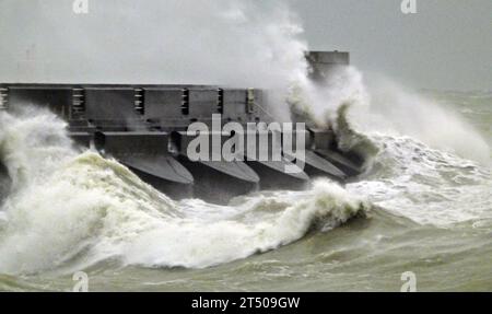 Marina Sussex de Brighton. 2 novembre 2023. Tempête Ciaran s'écrasant contre les murs de la Marina pendant de fortes pluies et des vents de force de vent soufflant à 55 MPH. Crédit : Leo Mason Alamy Live News Banque D'Images