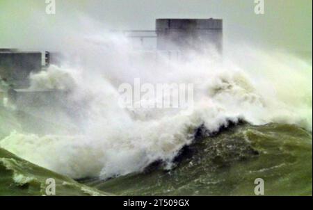 Marina Sussex de Brighton. 2 novembre 2023. Tempête Ciaran s'écrasant contre les murs de la Marina pendant de fortes pluies et des vents de force de vent soufflant à 55 MPH. Crédit : Leo Mason Alamy Live News Banque D'Images