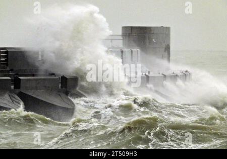 Marina Sussex de Brighton. 2 novembre 2023. Tempête Ciaran s'écrasant contre les murs de la Marina pendant de fortes pluies et des vents de force de vent soufflant à 55 MPH. Crédit : Leo Mason Alamy Live News Banque D'Images