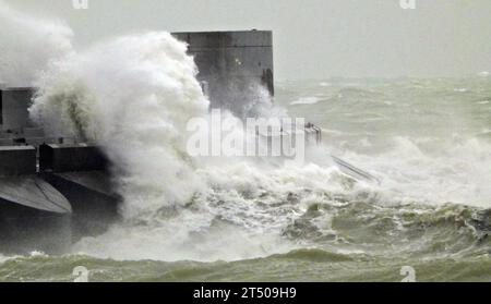 Marina Sussex de Brighton. 2 novembre 2023. Tempête Ciaran s'écrasant contre les murs de la Marina pendant de fortes pluies et des vents de force de vent soufflant à 55 MPH. Crédit : Leo Mason Alamy Live News Banque D'Images