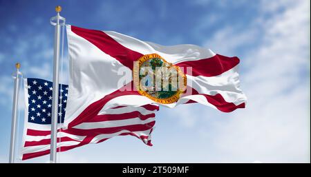 Drapeaux de Floride et des États-Unis agitant dans le vent par temps clair. Drapeau de l'État AMÉRICAIN. Fierté et concept de patriotisme. rendu d'illustration 3d. Battement Banque D'Images
