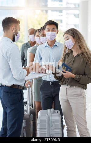 Covid, voyage et passeport avec les personnes à la sécurité de l'aéroport pour la vérification des documents, la loi sur l'immigration et la politique de coronavirus. Travailleur de la conformité avec Banque D'Images