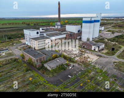 02 novembre 2023, Saxe, Delitzsch : vue de l'ancienne sucrerie, site du futur grand centre de recherche chimique. Le même jour, un document clé sur la création du «Centre pour la transformation de la chimie» a été signé dans la ville du nord de la Saxe. La création du centre coûtera au gouvernement fédéral et aux gouvernements des États un total de 1,1 milliards d'euros d'ici 2038. En plus du site principal dans les locaux d’une ancienne sucrerie à Delitzsch, un deuxième site est prévu dans le district de Saale. Au total, 700 personnes seront employées en Saxe et 300 en Saxe-an Banque D'Images