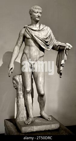 Empereur romain Tibère Auguste né Tibère Claudius Nero 42 BC - 16 AD Rome Italie Italian Statua di efebo restaurata come Tiberio - Statue d'ephebe restaurée sous le nom de Tibère, Musée archéologique national de Naples Italie. Banque D'Images