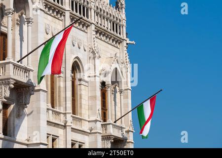 Le bâtiment néo-gothique de la législature hongroise, le Parlement, est décoré de drapeaux aux couleurs nationales hongroises lors d'une fête nationale Banque D'Images