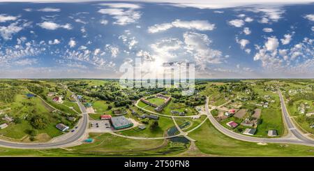 Vue panoramique à 360° de vue panoramique aérienne hdri 360 au-dessus de la ville provinciale de grande hauteur en projection sphérique sans soudure équirectangulaire. peut être utilisé comme remplacement de ciel f