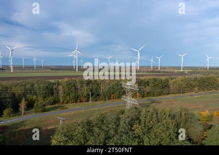 Paysage d'automne avec parc éolien et pylône électrique en Allemagne Banque D'Images