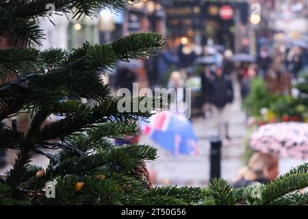 Covent Garden, Londres, Royaume-Uni. 2 novembre 2023. UK Météo : tempête Ciaran apporte des averses de pluie à Londres. Crédit : Matthew Chattle/Alamy Live News Banque D'Images