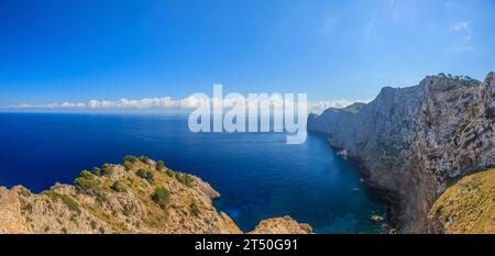 Vue panoramique d'une falaise au cap Formentor photographiée à midi sous le soleil et le ciel bleu de la route côtière à l'été 2014 Banque D'Images