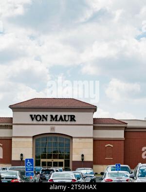 Vitrine extérieure du grand magasin Von Maur dans le centre commercial Town East à Wichita, Kansas, États-Unis. Banque D'Images