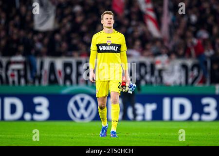 Stuttgart, Allemagne. 31 octobre 2023. Football : DFB Cup, VfB Stuttgart - 1. FC Union Berlin, 2e tour, MHPArena. Le gardien de Stuttgart Alexander Nübel en action. Crédit : Tom Weller/dpa - REMARQUE IMPORTANTE : conformément aux exigences de la DFL Deutsche Fußball Liga et de la DFB Deutscher Fußball-Bund, il est interdit d’utiliser ou de faire utiliser des photographies prises dans le stade et/ou le match sous forme de séquences et/ou de séries de photos de type vidéo./dpa/Alamy Live News Banque D'Images