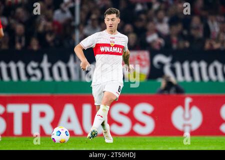 Stuttgart, Allemagne. 31 octobre 2023. Football : DFB Cup, VfB Stuttgart - 1. FC Union Berlin, 2e tour, MHPArena. Angelo Stiller de Stuttgart en action. Crédit : Tom Weller/dpa - REMARQUE IMPORTANTE : conformément aux exigences de la DFL Deutsche Fußball Liga et de la DFB Deutscher Fußball-Bund, il est interdit d’utiliser ou de faire utiliser des photographies prises dans le stade et/ou le match sous forme de séquences et/ou de séries de photos de type vidéo./dpa/Alamy Live News Banque D'Images