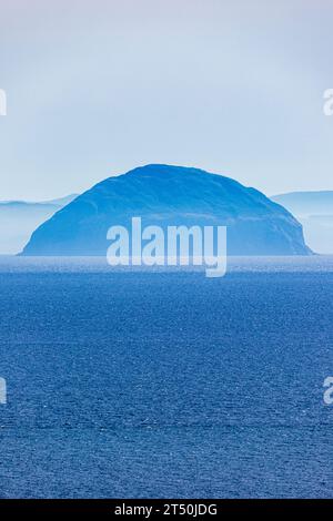 L'île d'Ailsa Craig photographiée avec un téléobjectif à plus de 20 miles de la péninsule de Kintyre, en Écosse, Royaume-Uni Banque D'Images