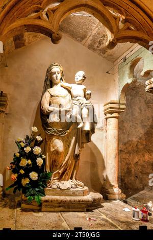 Statue de la Vierge à l'enfant dans le sanctuaire de Saint Michel l'Archange, Monte Sant'Angelo, Italie Banque D'Images