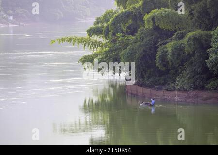 Le lac Kaptai est le plus grand lac du Bangladesh. Il est situé dans l'upazila de Kaptai sous le district de Rangamati de la division de Chittagong. Banque D'Images