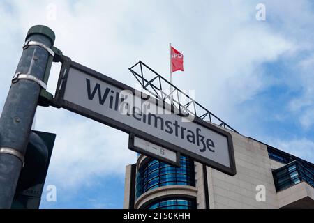 Berlin, Deutschland 2. Novembre 2023 : Flagge auf dem Willy-Brandt-Haus in der Wilhelmstrasse, Bundeszentrale der SPD *** Berlin, Allemagne 2 novembre 2023 drapeau sur la Maison Willy Brandt à Wilhelmstrasse, siège fédéral du SPD Copyright : xFotostandx/xReuhlx crédit : Imago/Alamy Live News Banque D'Images